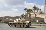 米国製M60戦車がエジプトの代表的なイスラム寺院を警護する、という皮肉な光景＝2月、モハンマッド・アリ・モスク前。写真：筆者撮影＝