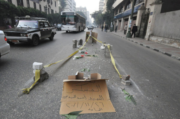 警察隊と衝突した若者が警察車両にはねられて死亡した場所。花束が手向けられていた。＝27日、政府庁舎前。写真：筆者撮影＝