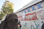 露出を限局したイスラムの伝統的な衣装をまとった女性は「ムスリム同胞団系列の政党に投票する」と答えた。＝同日。写真：筆者撮影＝