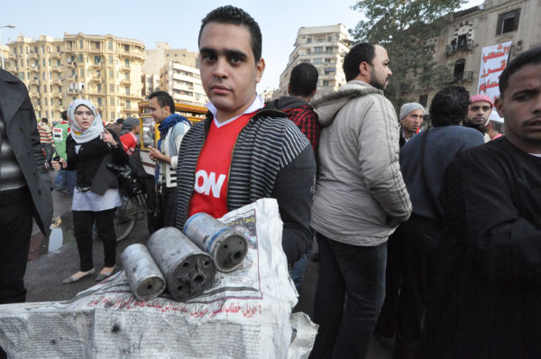 警察が民衆に向けて放った催涙ガス弾。呼吸中枢をやられる＝同日、タハリール広場。写真：筆者撮影＝