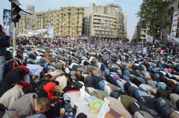 アラーアクバル。人々はメッカの方角に向かって深々と頭を下げた。＝25日（現地時間）、タハリール広場。写真：筆者撮影＝