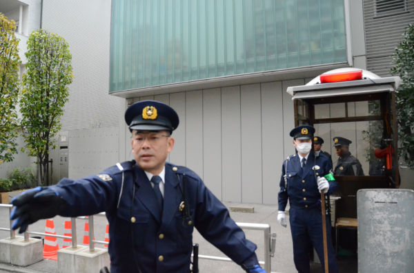 勝俣邸前を訪れた報道陣を追い返す警察官。右端はポリスボックス。（25日、新宿区左門町。写真：筆者撮影）