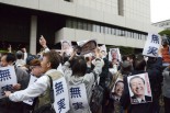 「小沢元代表は無罪」の判決が伝えられると、大きなどよめきが起きた。＝26日午前10時、東京地裁前。写真：筆者撮影＝