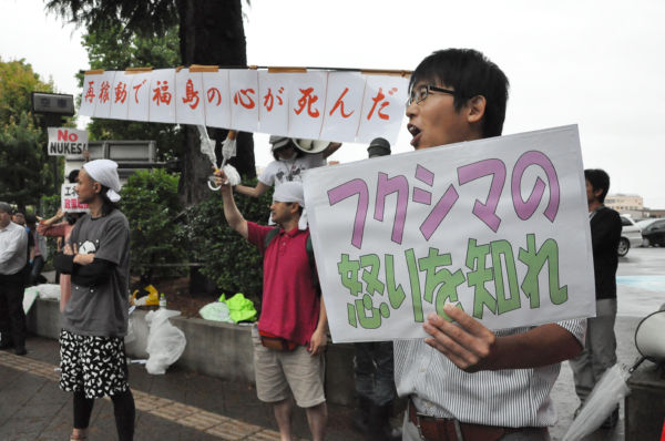 地元の青年たちは、野田首相が到着する2時間以上も前から抗議の声をあげていた。=7日夕、福島県庁前。写真：田中撮影=