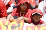 子供たちの姿も目立った。シンボルカラーの赤いシャツ、赤い帽子で参加した。=9日、宜野湾海浜公園。写真：田中撮影=