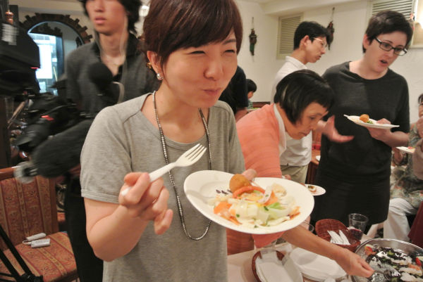 「安心しておいしい物が食べられる」。女性は嬉しそうに舌鼓を打った。=2日、東京半蔵門・エリオ　写真：田中撮影=