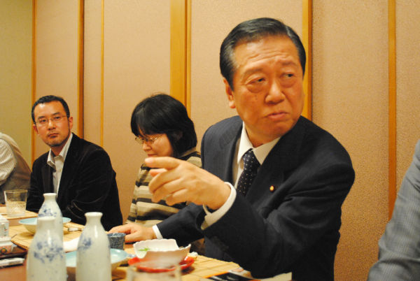 小沢氏はフリー記者らと割り勘で飲みながら、政治論議に花を咲かせた。＝2011年1月、赤坂。写真：田中撮影＝