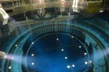 原子炉（圧力容器）は直径６ｍ、深さ20ｍ。110万kwの電気を作る巨大湯沸かし器の心臓部だ。＝2日、4号機原子炉建屋６階。写真：田中撮影＝