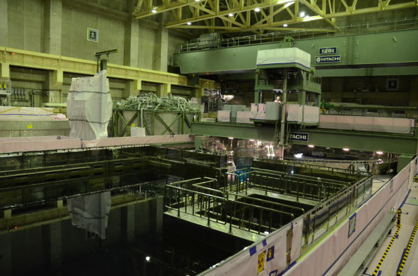 原子炉（図・中央の円筒）と使用済み燃料プールは、1週間かけて水で“つながれる”。