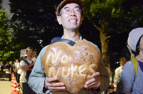 秩父のパン店経営者（40代）は、小麦を北海道から仕入れている。「再び原発事故が起きればもうパンは作れなくなる」。“No Nukes パン”は、お手製だ。=国会議事堂前。写真：諏訪撮影=