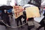 リクルート姿の学生たちは荒縄で体をしばりつけた。「就活したらブラック企業だった」のプラカードも。＝23日午後、新宿。写真：田中撮影＝