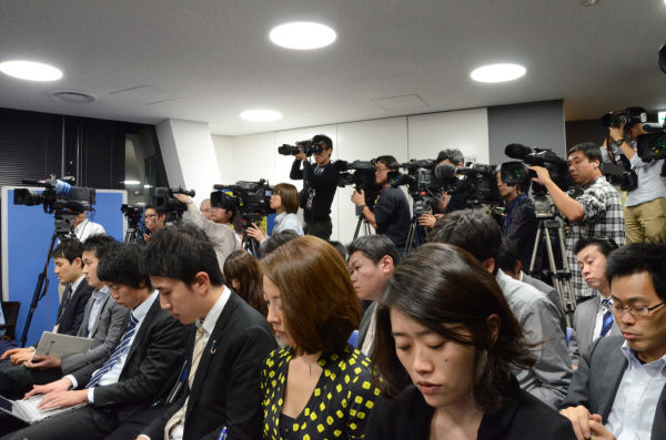 日頃は「生活」党を軽視する大手メディアだが、小沢代表の無罪判決を受けて大勢の記者とカメラマンが詰めかけた。中継車を出すテレビ局もあったほどだ。＝写真：田中撮影＝