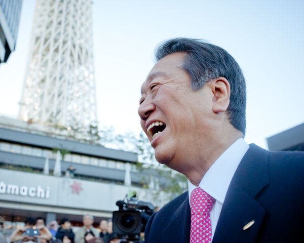 東京スカイツリータウンに集まった聴衆を前に破顔一笑する小沢一郎氏。=10日、墨田区。写真：島崎ろでぃ撮影=