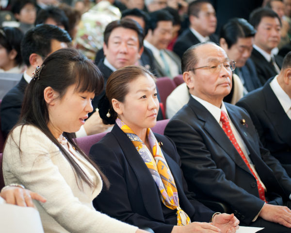 左から はたともこ、谷亮子、広野ただし の３参院議員。はた氏と広野氏は今夏、改選を迎える。＝写真：島崎ろでぃ＝