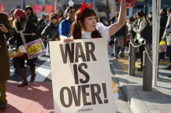 アキバ系コスプレも登場。彼女は「戦争は１％の人の利益のためにある。その仕掛けの酷さを99％の人に知らせたい」と話した。＝26日、渋谷　写真：田中撮影＝