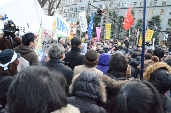 退去期限の日、約1,000人もの市民でテントを守った。＝2012年1月27日、経産省前。写真：田中撮影＝