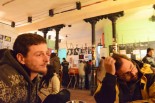 ダニエルさん（左）。パティオの中で話を聞いた。スペイン国内では、飲食店内での喫煙は禁止されているが、パティオではタバコを吸っている人もいる。＝写真：筆者撮影＝