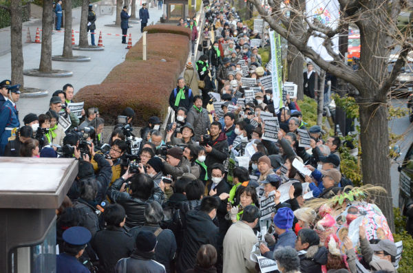 バス３台を仕立てて駆け付けた福島の住民や支援の市民たち約700人が、検察庁前の歩道を埋め尽くした。＝写真：諏訪撮影＝