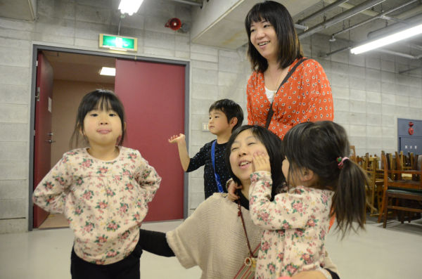 福島県から東京都内に避難している母親と子どもたち。=写真：田中撮影=