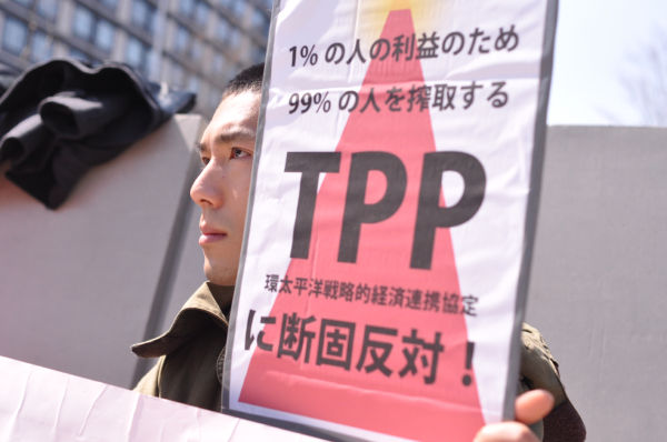 建築業手伝いの男性は「TPPは自分に関わってくる。このまま黙り続けたら破滅する」と警鐘を鳴らした。=15日、永田町。写真：田中撮影=