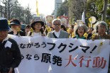 呼びかけ人の大江健三郎さん、落合恵子さん、集会司会者の木内みどりさんらがデモの先頭に立った。=９日、神宮外苑　写真：諏訪撮影=　
