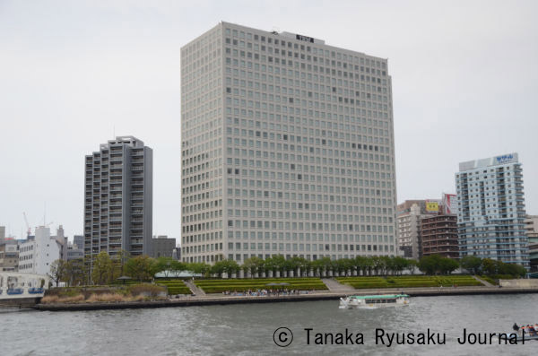 隅田河畔にそびえ立つ日本IBM本社。従業員1万4千人の巨大企業だ。=中央区日本橋箱崎　写真：田中龍作=