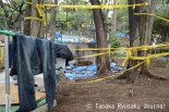 殺害されたホームレスが愛用していたジーンズとジャンパーが冷たい雨に打たれていた。先に見えるのが燃えたテントの残骸。＝24日、上野公園　写真：田中龍作＝