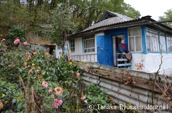 チェルノブイリ原発から30キロ圏内は事故から27年が経った今も立ち入り禁止だが、避難先の生活になじめなかった高齢者などが戻って暮らしている。政府の「目こぼし」だ。その数わずか100人。＝昨年10月、ウクライナ　写真：田中龍作＝