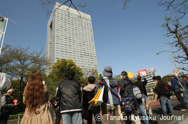 東芝本社ビルを遠巻きにしながら抗議の声をあげる市民団体。=写真：山田旬=