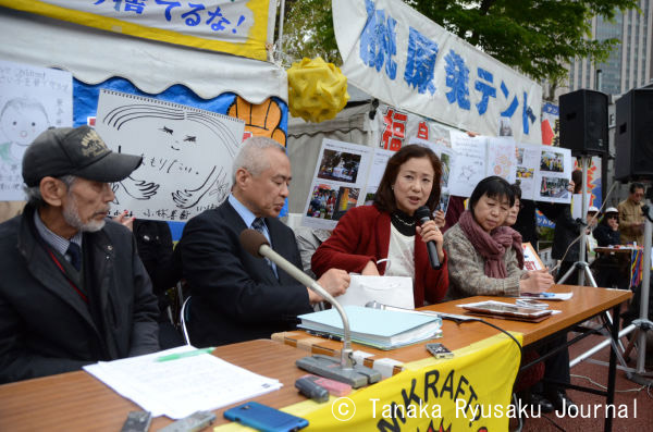 渕上代表（左端）や福島県出身の女性たちは記者会見し、テントが「拠り所」であることを強調した。=10日、経産省前　写真：田中撮影=
