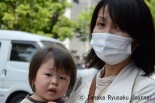 「（子供に）花粉用のマスクとメガネをつけさせても、すぐに取る」。東大阪市在住の母親は不安そうに語った。＝13日、大阪弁護士会館前　写真：田中龍作＝