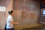商店のシャッターに「ファシスト・タイイップ（エルドアン首相）」の落書き。当り前のように街の景色に溶け込んでいた。＝カドキョイ　写真：筆者＝