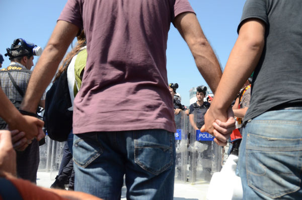人間の鎖を作り丸腰で機動隊の前に立ちはだかる市民。＝6月12日、イスタンブール　写真：筆者＝