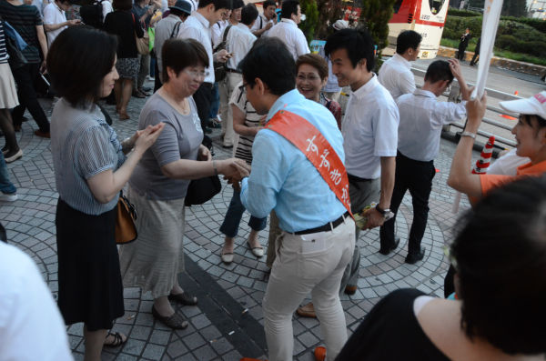 演説後、握手を求めて歩く鈴木候補。=写真：田中龍作=