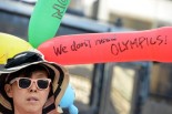 オリンピックカラーにちなんだ5色の風船には「オリンピック要らない」。＝31日夕、新橋　写真：山田旬＝