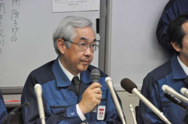 事故発生から間もない頃、記者会見する武藤栄副社長（当時）。小野氏が原子力技術課時代、直属の上司（課長）だった。＝2011年3月22日、東電本店　写真：筆者＝