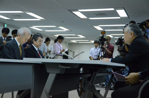 規制庁の池田長官（右）と東電最高幹部がテーブルをはさんで向かい合った。深刻な問題のはずなのだが、緊張感はあまりなかった。＝写真：筆者＝