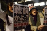 平日にもかかわらず今夜も官邸前には「秘密保護法案に反対する」人々が集まった。木枯らしのなかシュプレヒコールをあげた。＝28日午後6時30分頃　写真：筆者＝