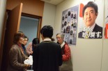 自民党議員事務所を訪れたボランティアたちは「強行採決したりしないよう」に訴えた。＝19日午後、参院会館　写真：筆者＝