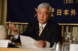 持参した書類を棒読みしながら記者の質問に答える中谷筆頭理事。森まさこ担当相の国会答弁とダブッて見えた。＝11日、日本外国特派員協会　写真：田中龍作＝