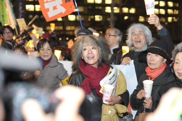 2日夜、落合恵子さん、澤地久枝さんらも参加してキャンドルデモが行われた。＝参院会館前　写真：島崎ろでぃ