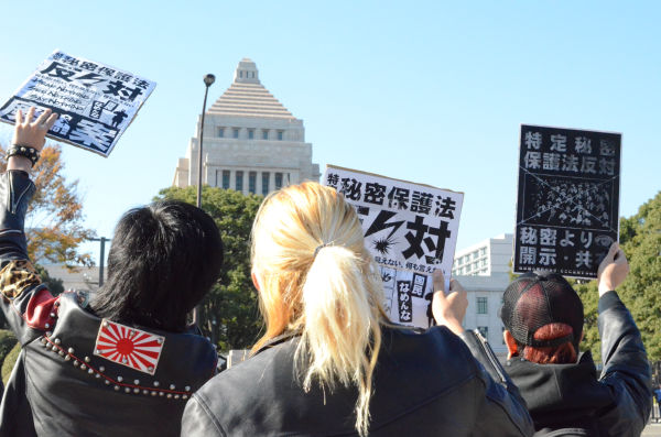 神奈川から抗議の声をあげに来た若者たち。＝1日午前11時頃　写真：田中龍作＝