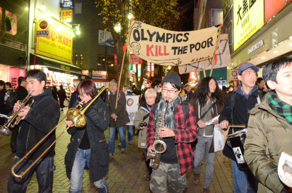 「オリンピックは貧しき者を殺す」。横断幕が歌舞伎町にひるがえった。=写真：筆者=