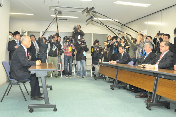 連合東京の幹部に挨拶する舛添氏。テーブル中央が大野会長。＝20日、港区芝浦　写真：島崎ろでぃ＝