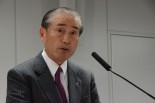 「信なくば立たず」。失われた信頼回復を東電再建のモットーに掲げる数土新会長。=15日夜、東電本店　写真：筆者=