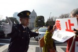 警察はヒューマンチェーン参加者の前に立ちはだかり、横断歩道を渡らせまいとした。＝24日午後1時30分頃、　国会議事堂前　写真：筆者＝