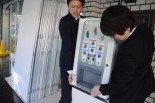 給茶器を運ぶ事務所スタッフ。=写真：筆者=