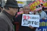 年配者は戦争ができる国にしようとしている安倍政権の姿勢に危機感を抱く。＝昨年12月、国会前　秘密保護法反対集会で　写真：山田旬＝　