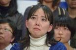 テレビの開票速報で「舛添当確」の速報が流れると支持者の女性は涙ぐんだ。＝同、山田旬＝