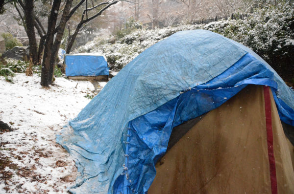 テントは丈夫にできていて先週の大雪でも潰れなかった。＝14日午後1時頃、千駄ヶ谷　写真：筆者＝